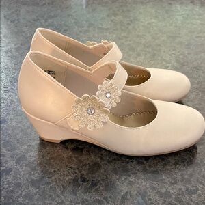 Rachel Shoes Cream Heels with Floral Embellishment Size 2